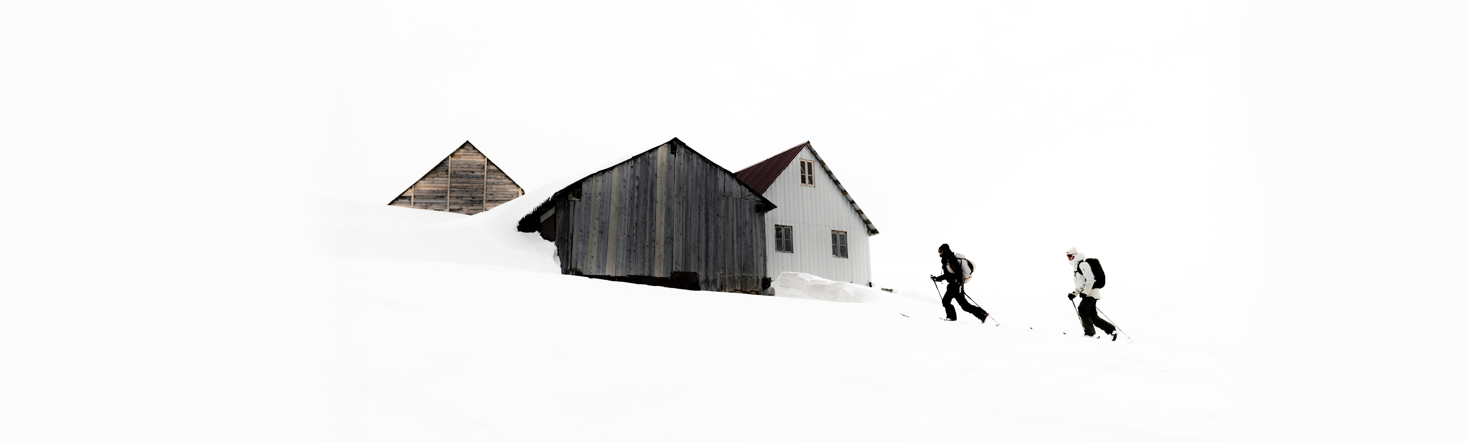 M_Skitour_5000x1506 snow, cabins, snowy landscape, hikers, mountain hut