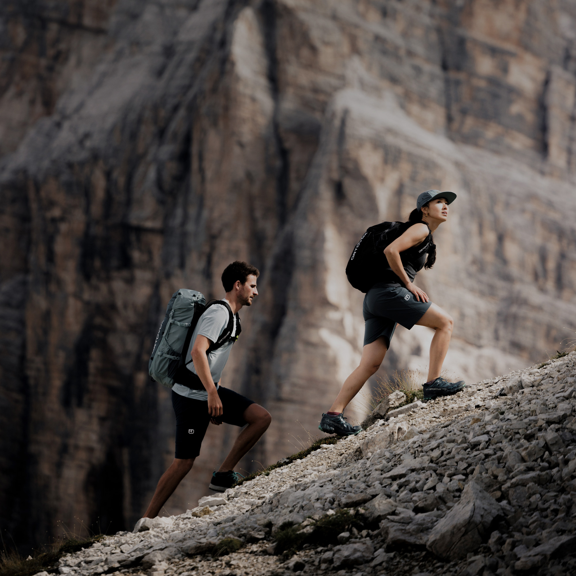 250901_Protact_Klimaschutz_ActionCircle_Mobil_2000x2000_CWI Shorts, Hiking, Person, Bag, Backpack