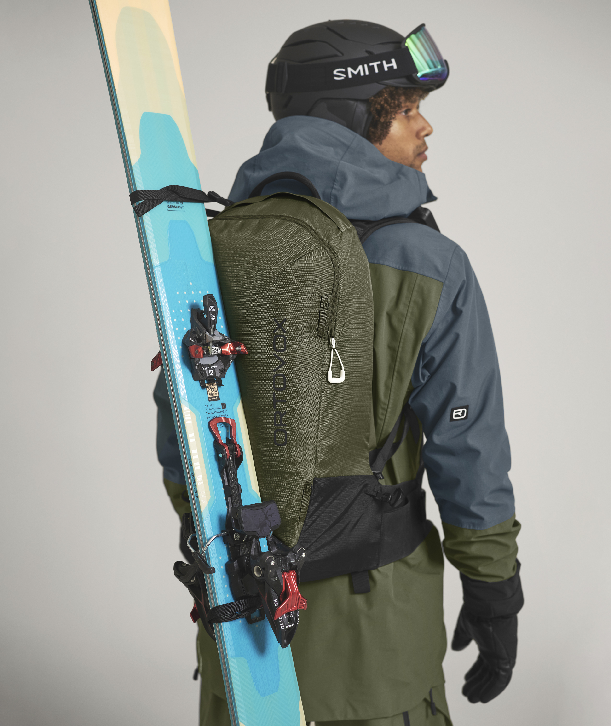 Coat, Glove, Helmet, Bag, Person, Coat, Glove, Helmet, Bag, Person