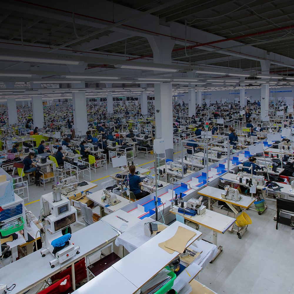 250901_Protact_Lieferkette_Tier1_Mobil_1000x1000_CWI Building, Factory, Manufacturing, Assembly Line, Person