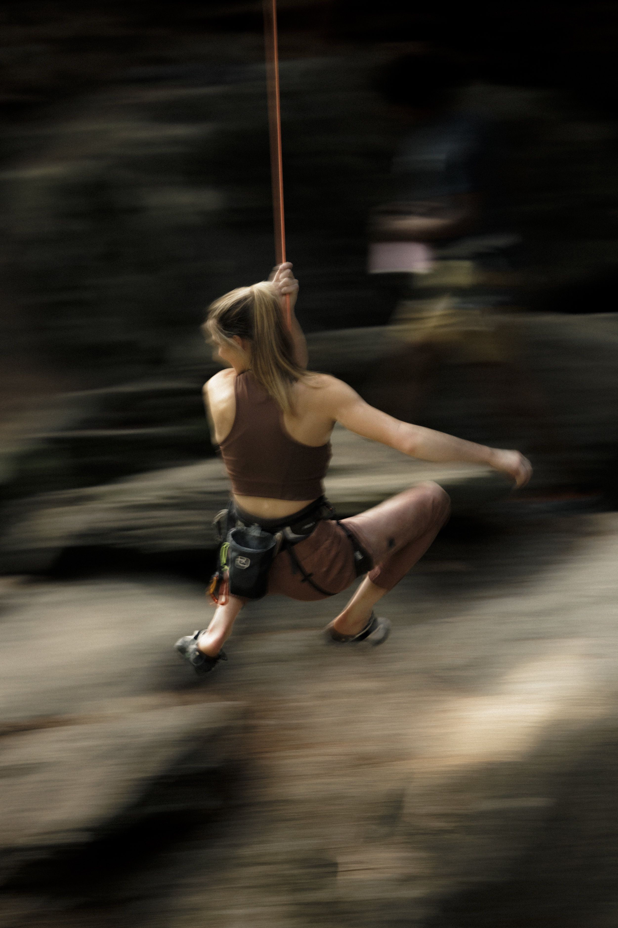 N5A6879_AFFINITY_SS26_Zillertal_MaxDraeger_MedRes rock_climbing, rope_swing, athletic_wemale, outdoor_activity, brown_top