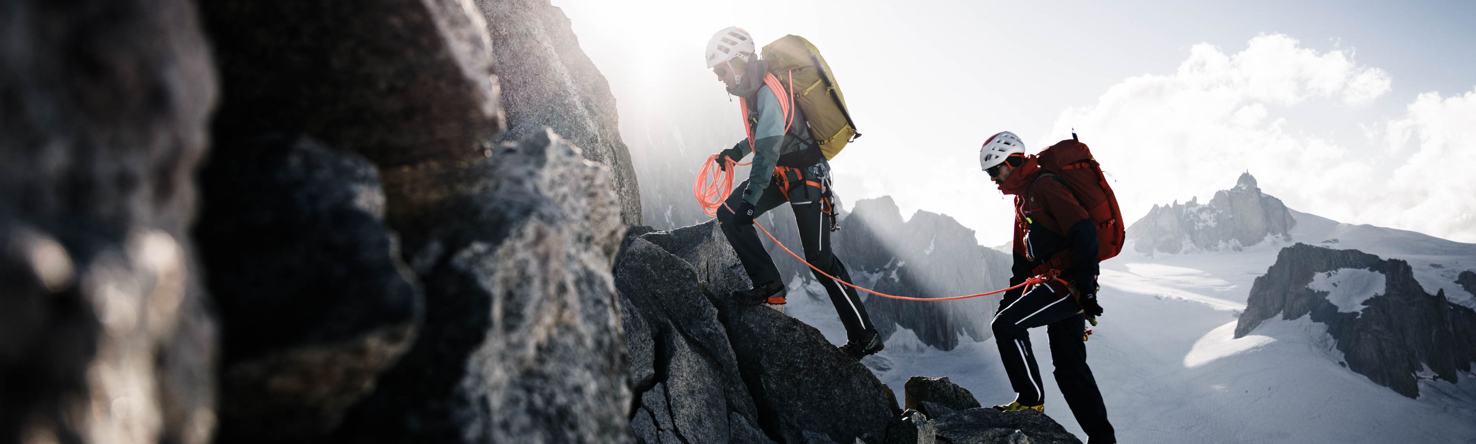 M_W_Hochtour_S26_5000x1506 mountaineering, climbing, rope, backpack, snowy-mountains