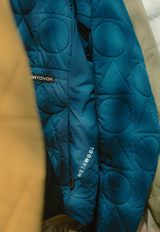 2072_INSULATION-Backdrop_WS2526_Lenggries_ChristofWolf_HiRes Coat, Jacket, Vest, Blanket, Lifejacket