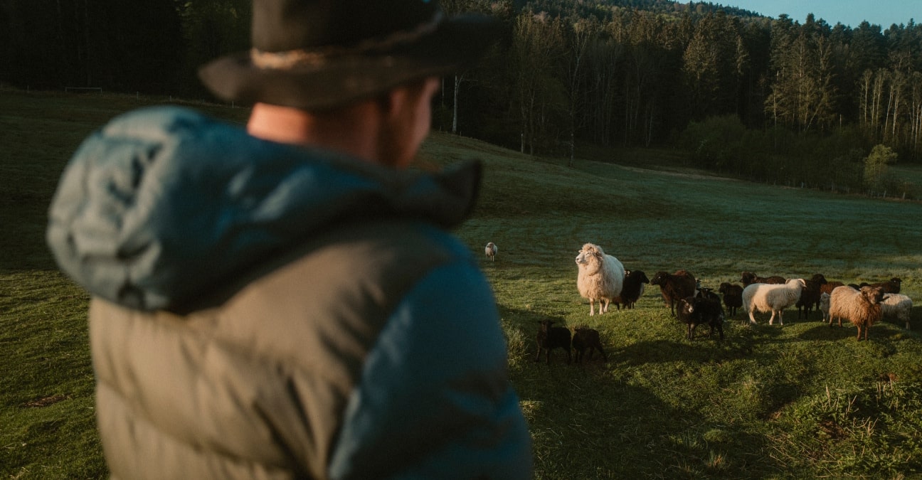 257_INSULATION-Schfer_WS2526_Lenggries_ChristofWolf_HiRes-min Field, Pasture, Grassland, Ranch, Person