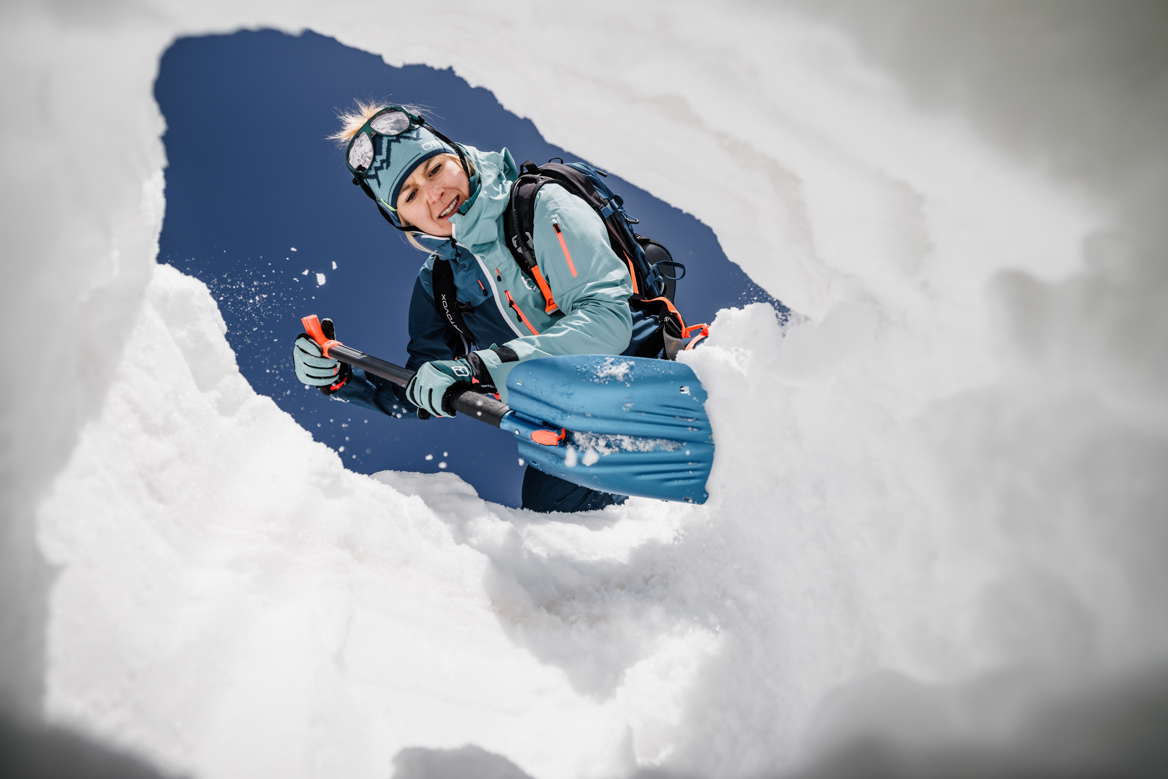 ORTOVOX_SAFETY_WS2324_MaxDraeger_DB_1160 Glove, Outdoors, Nature, Piste, Person