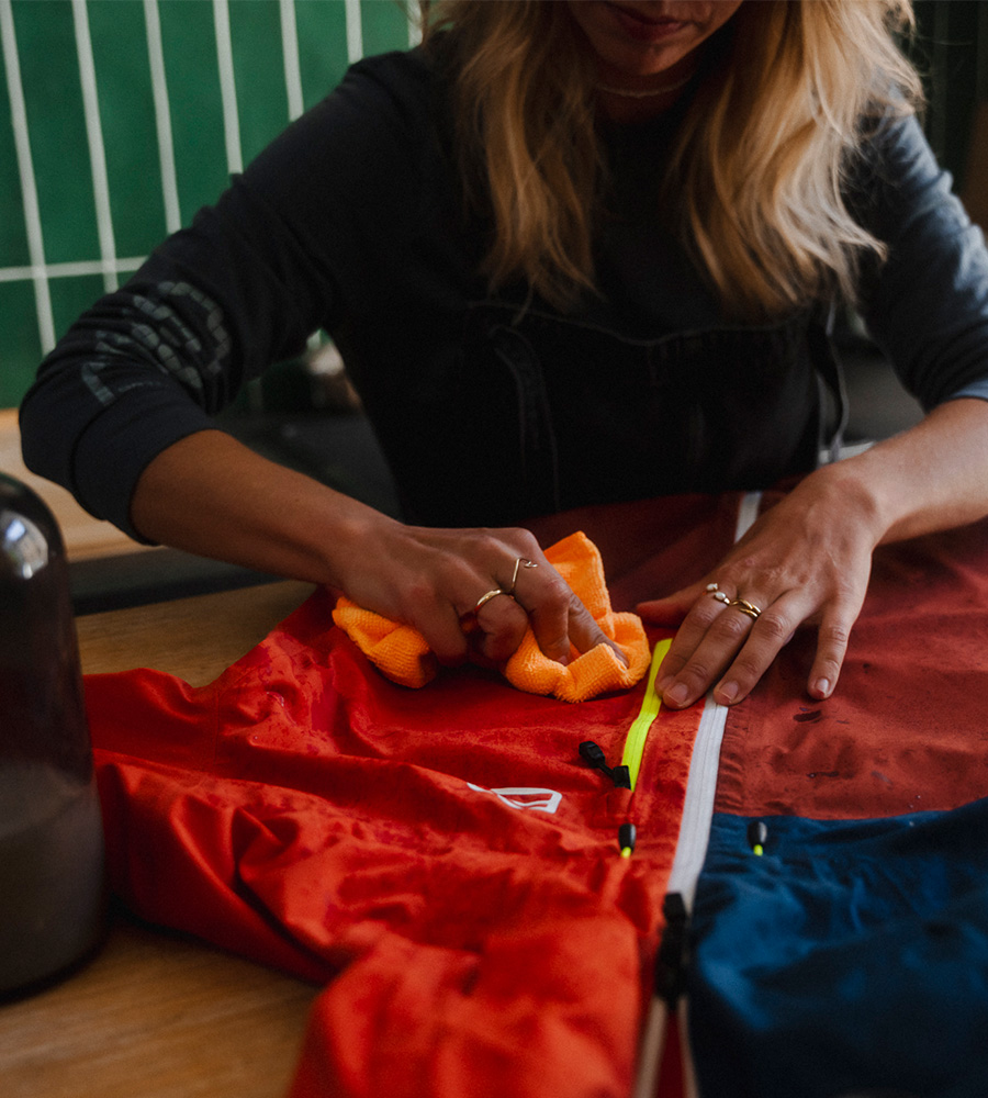 CARE_Impraegnieren_3_Desktop_900x1000_CWI Adult, Female, Person, Woman, Finger