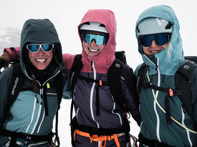 240422_LP_S24_Hochtour_Athleten_Drei_am_Seil_662x496 Coat, Jacket, Lifejacket, Hood, Person