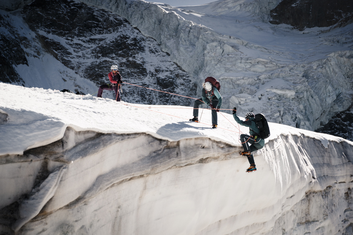 _DB_8270_SAFETY ICE_S24_PIZ PAL_MaxDraeger_MidRes Outdoors, Person, Nature, Glove, Helmet