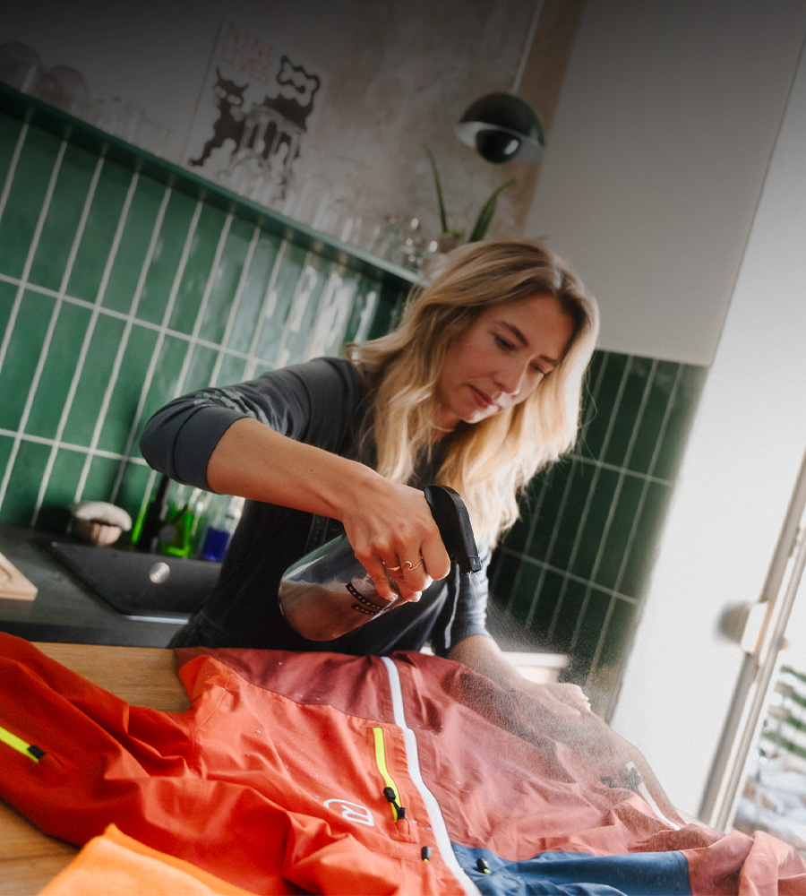 CARE_Impraegnieren_2_Desktop_900x1000_CWI Finger, Person, Head, Face, Woman